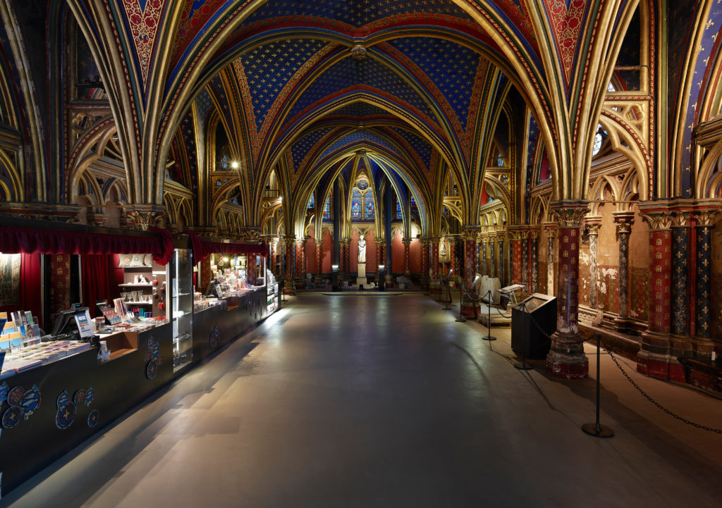 Colonnes et plafond de la chapelle basse photographiés par Romaric Pech