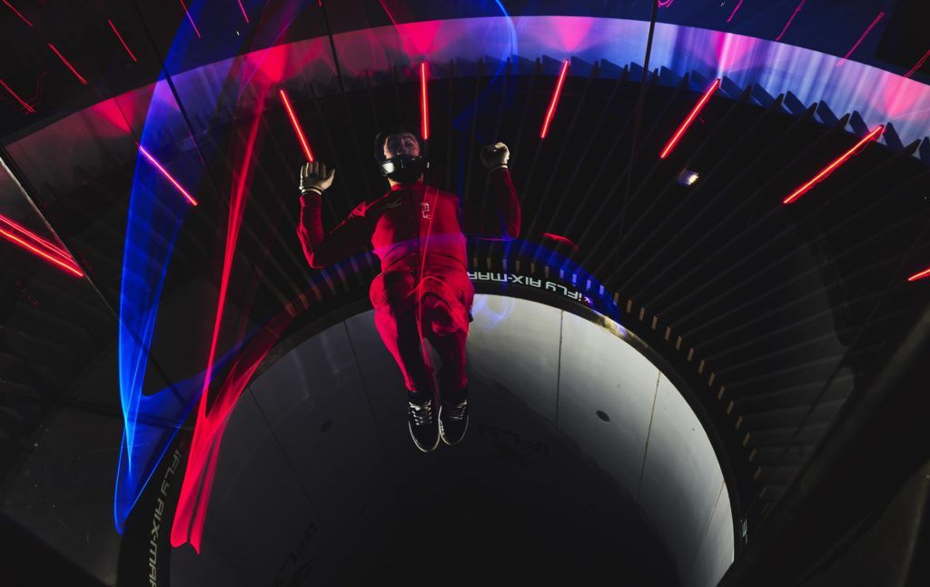 Trajectoire lumineuse d’un sportif en chute libre indoor photographié par Antonin Grenier