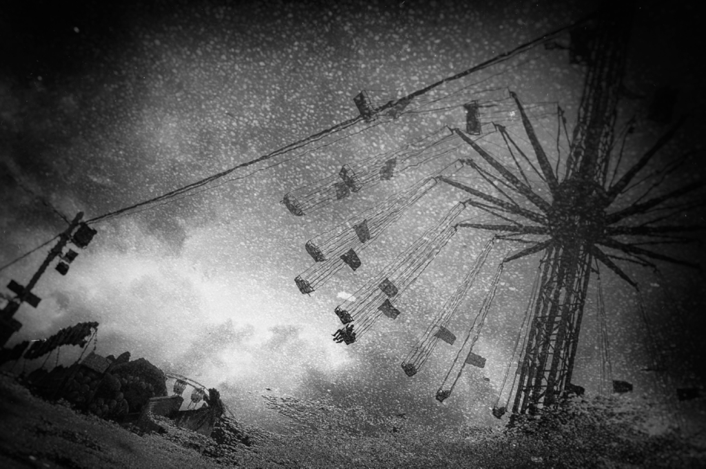 Scène urbaine en noir et blanc photographiée par Hervé Chatel