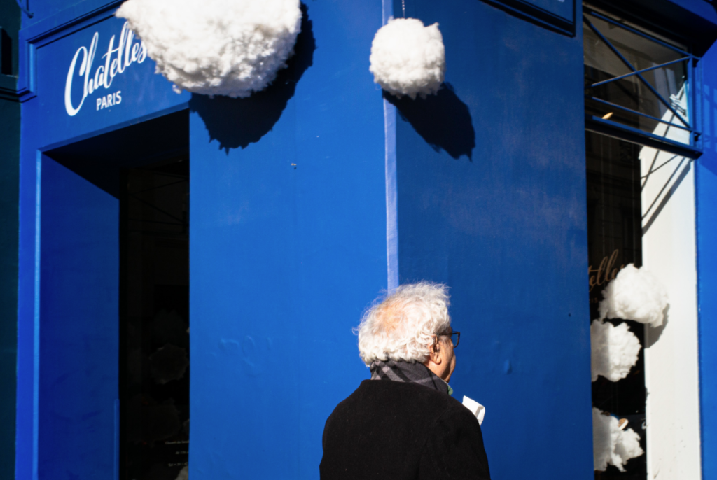 Silhouette et couleurs dans une photographie de rue d’Hervé Chatel