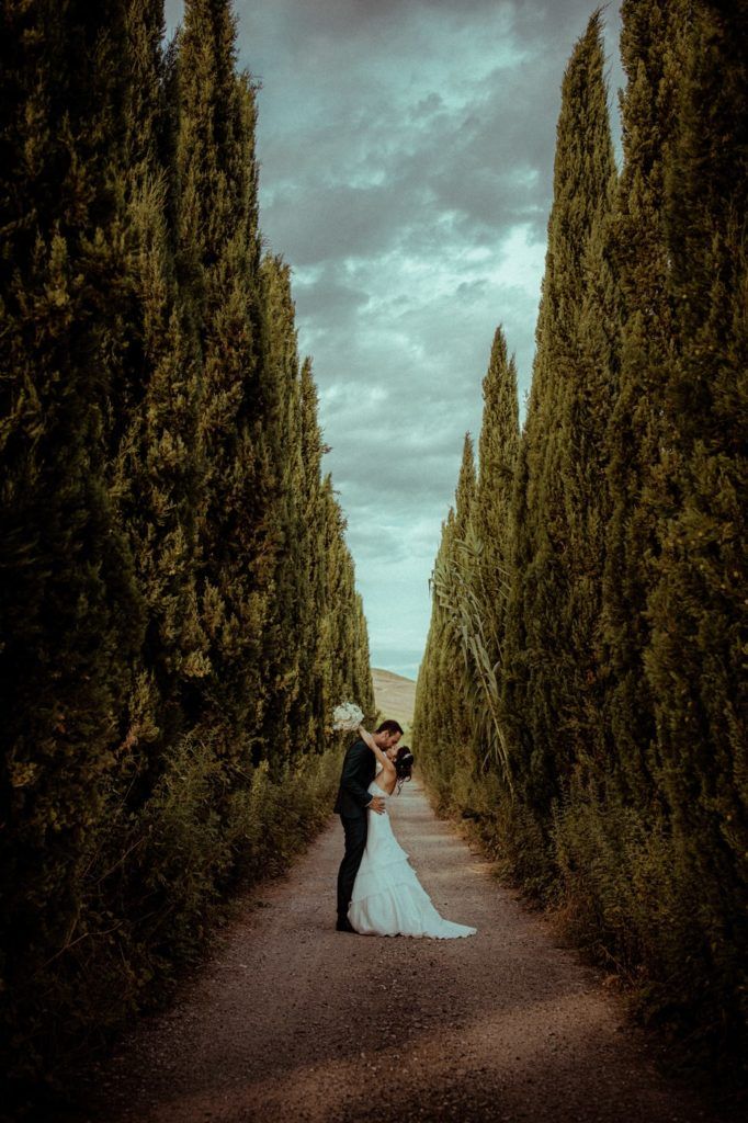 Couple photographié devant des cyprès en Toscane par Terence Baelen